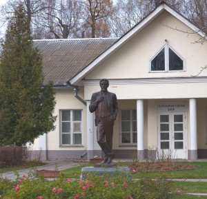 Памятник А.П. Чехову в усадьбе Мелихово